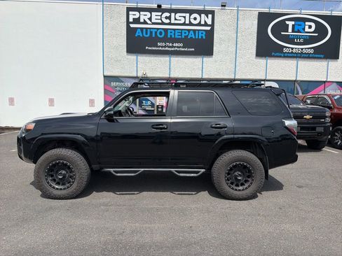 Used 2017 Toyota 4Runner TRD Off-Road Premium AWD/4WD image 2