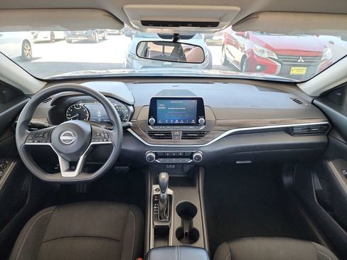 Used 2025 Nissan Altima 2.5 SV FWD image 17