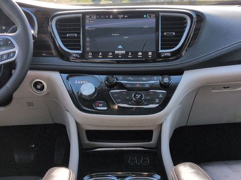 Used 2024 Chrysler Pacifica Limited FWD image 29