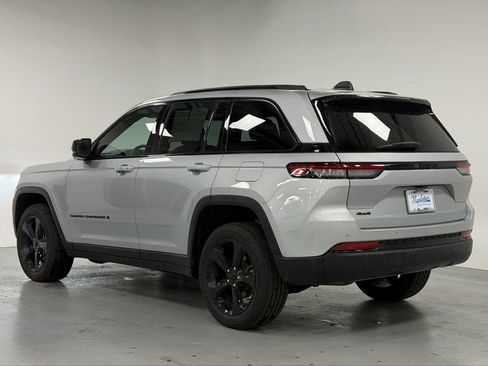 Used 2023 Jeep Grand Cherokee Altitude image 3