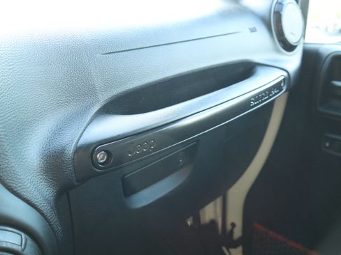 Used 2018 Jeep Wrangler Rubicon AWD/4WD image 32