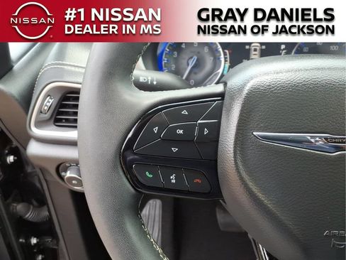 Used 2022 Chrysler Pacifica Touring FWD image 14