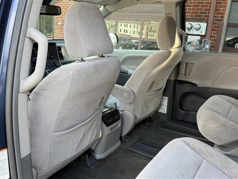 Used 2018 Toyota Sienna LE FWD image 20