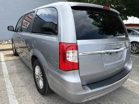 Used 2014 Chrysler Town & Country Touring-L FWD image 4