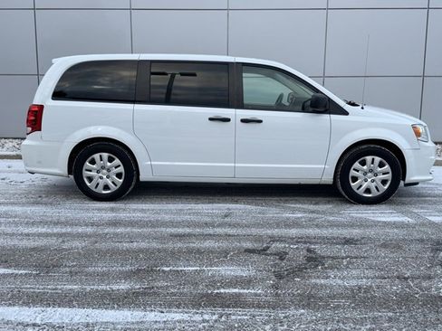 Used 2019 Dodge Grand Caravan SE w/ UConnect Hands-Free Group image 31
