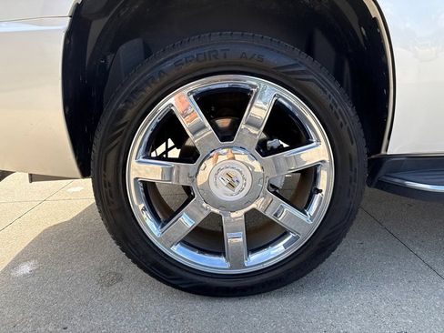 Used 2011 Cadillac Escalade 4WD Hybrid image 57