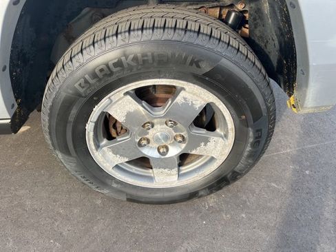 Used 2010 Jeep Commander Sport image 9