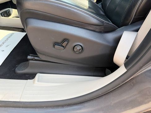 Used 2020 Chrysler Pacifica Limited w/ Tire & Wheel Group FWD image 22