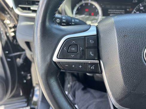 Used 2024 Toyota Highlander LE FWD image 19