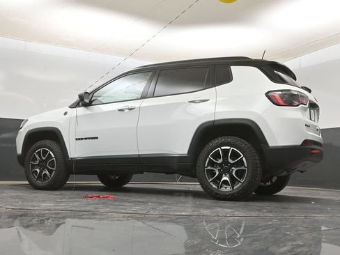 Used 2025 Jeep Compass Trailhawk AWD/4WD image 13
