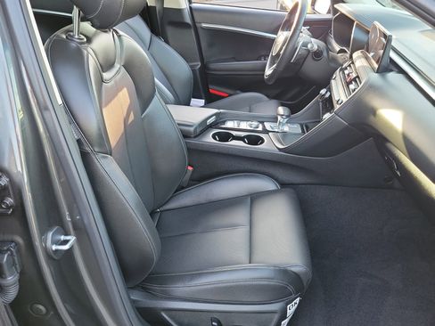 Certified 2025 Genesis G70 2.5T image 18