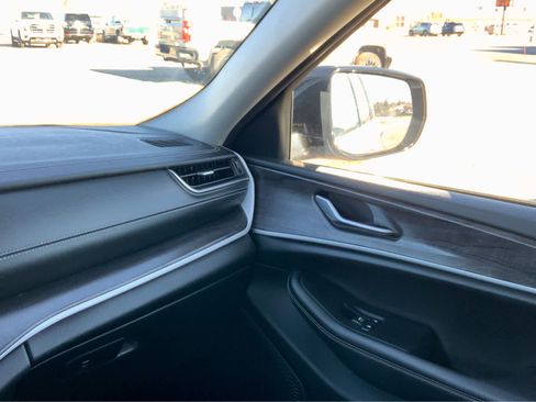 Used 2023 Jeep Grand Cherokee Limited image 36