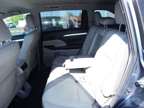 Used 2018 Toyota Highlander Plus w/ Carpet Mat Package (TMS) image 10