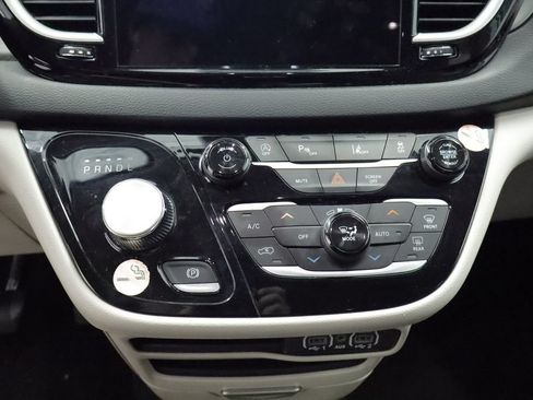 Certified 2023 Chrysler Pacifica Touring-L FWD image 27