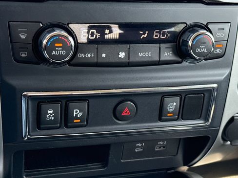 Used 2021 Nissan Titan SV w/ SV Convenience Package RWD image 23