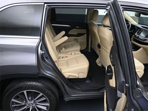 Used 2019 Toyota Highlander XLE image 17