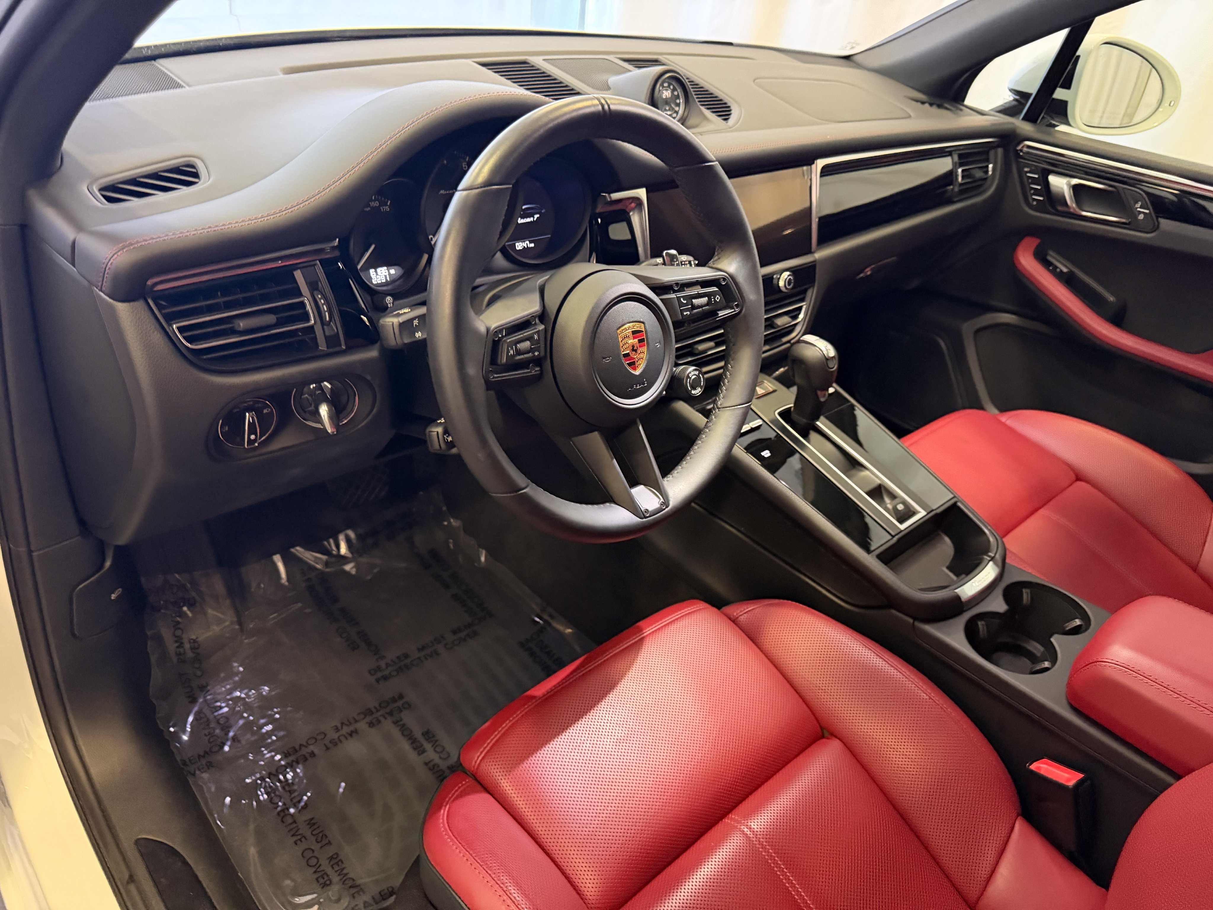 Certified 2026 Porsche Macan Turbo AWD/4WD image 4
