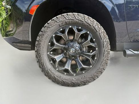 Used 2022 Chevrolet Tahoe Z71 w/ Luxury Package AWD/4WD image 45