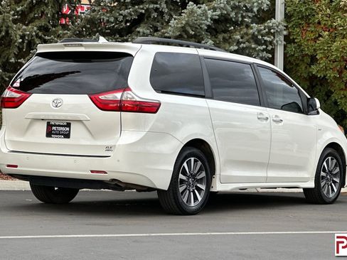 Used 2018 Toyota Sienna XLE Premium image 4