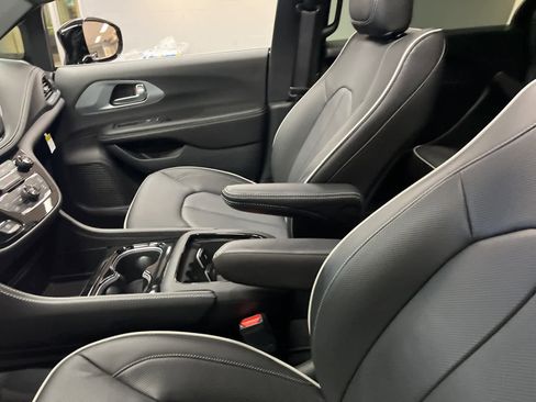 Used 2026 Chrysler Pacifica Limited image 27