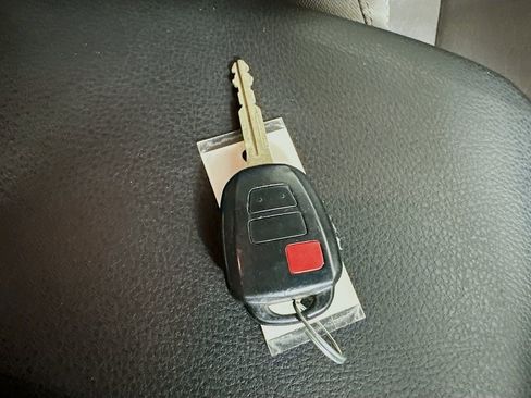 Used 2016 Toyota Tacoma SR5 image 38