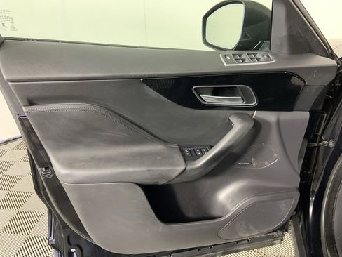 Used 2018 Jaguar F-PACE Premium image 20