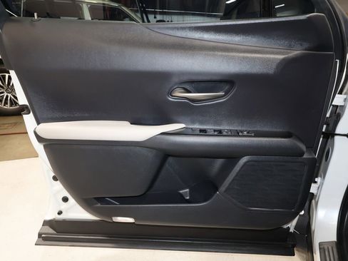 Used 2022 Lexus UX 200 w/ Premium Package image 21