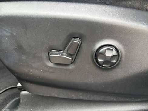 Used 2025 Chrysler Pacifica Limited image 23