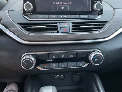 Used 2025 Nissan Altima 2.5 SV FWD image 21