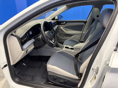 Used 2025 Volkswagen Jetta SE image 13