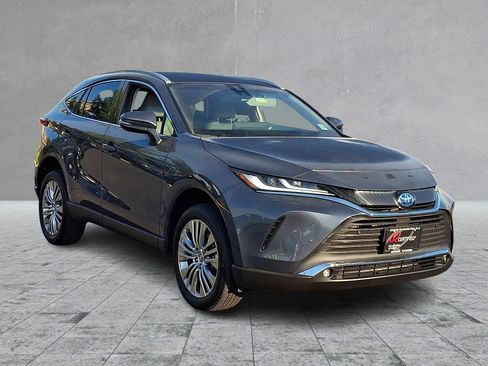 Used 2023 Toyota Venza XLE AWD/4WD image 3