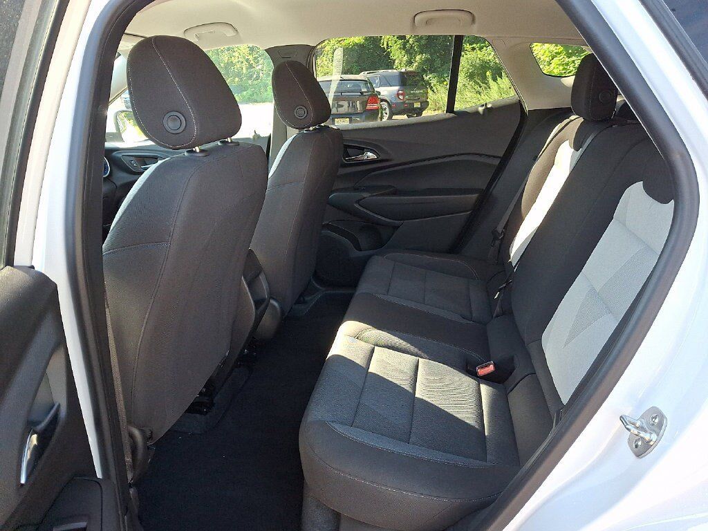 Used 2025 Chevrolet Trax LS w/ LS Convenience Package FWD image 16