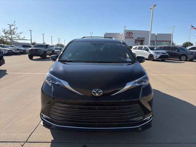 Used 2025 Toyota Sienna Platinum AWD/4WD image 2