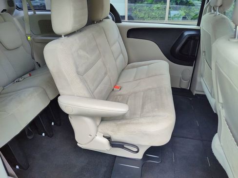 Used 2016 Dodge Grand Caravan American Value Package w/ UConnect Hands-Free Group FWD image 16