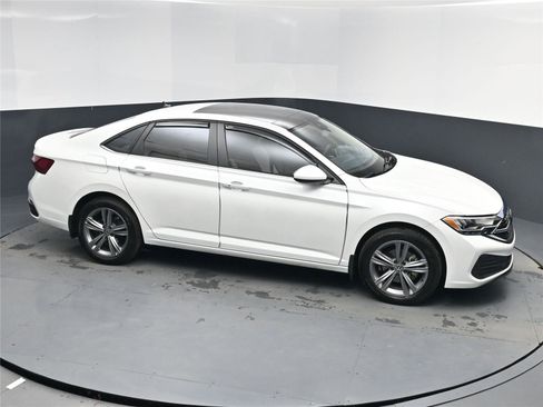 Used 2023 Volkswagen Jetta SE image 15