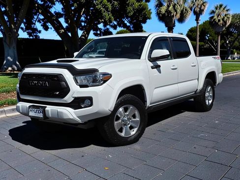 Used 2020 Toyota Tacoma TRD Sport w/ Technology Package AWD/4WD image 2