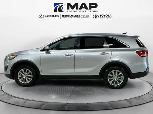 Used 2017 Kia Sorento L image 2