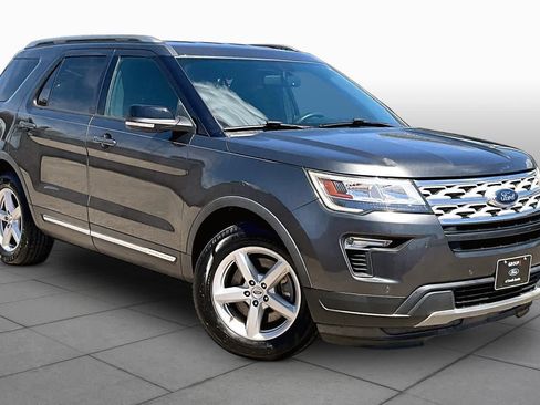 Used 2018 Ford Explorer XLT w/ Equipment Group 202A FWD image 4