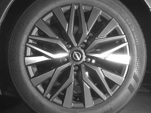 Used 2025 Nissan Altima 2.5 SV FWD image 14