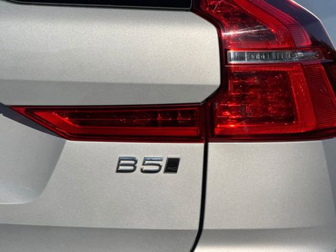 Used 2025 Volvo XC60 B5 Plus image 32
