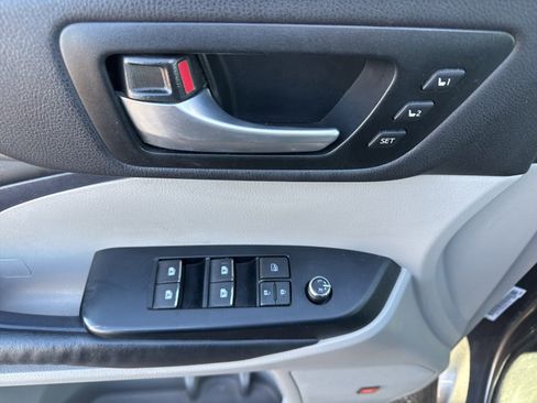 Used 2014 Toyota Highlander Limited image 18