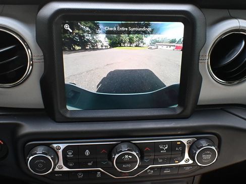 Used 2023 Jeep Gladiator Overland AWD/4WD image 16