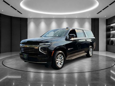 Used 2026 Chevrolet Suburban LT w/ Comfort Package AWD/4WD image 1