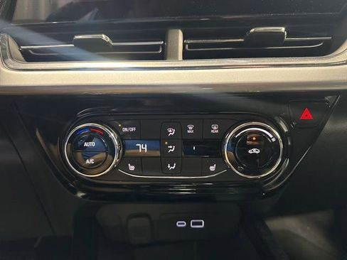 Certified 2025 Chevrolet Trax LT w/ LT Convenience Package image 16