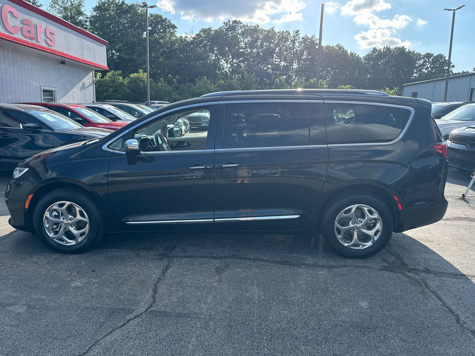 Used 2021 Chrysler Pacifica Limited w/ Premium & Safety Sphere Group AWD/4WD image 3