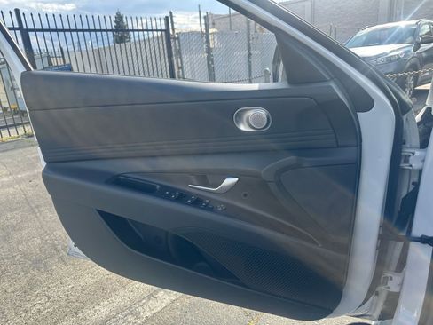 Used 2025 Hyundai Elantra SEL image 18