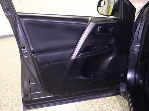 Used 2018 Toyota RAV4 LE FWD image 30