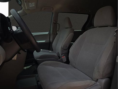 Used 2018 Toyota Sienna L w/ Carpet Mat Package FWD image 13