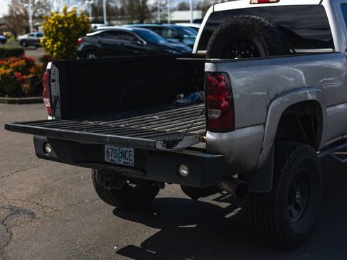 Used 2005 Chevrolet Silverado 2500 LT w/ Heavy-Duty Power Package image 10