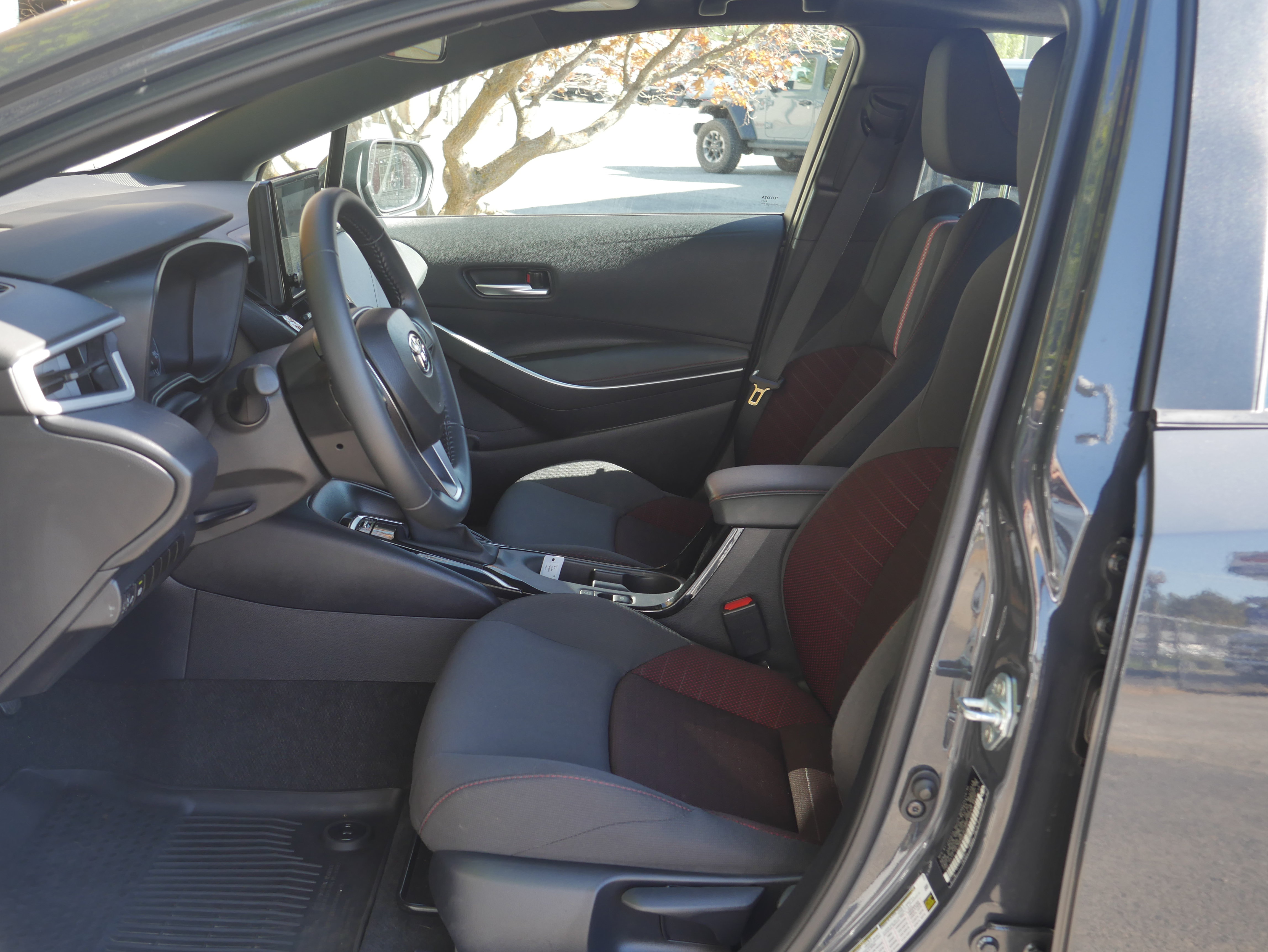 Used 2024 Toyota Corolla SE w/ SE Premium Package FWD image 3